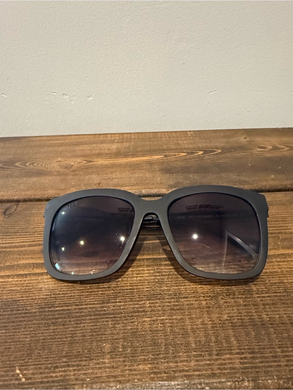 Diff Eyewear Hailey Black Oversized Cat-Eye Sunglasses - Picture 3 of 5
